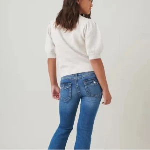 Blå bootcut jeans med fickdetaljer - Snygga blå bootcut jeans med låg midja och klassiska fickor med lock och knapp bak. Jeansen har en lätt tvättad look och är tillverkade i mjukt denim-material. Passformen är normal och benen har en lätt utsvängd siluett. Perfekt för dig som gillar en avslappnad stil.