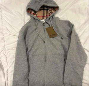 Burburry kofta - Säljer denna zip då den inte passar. Står M men sitter som XS. Fraktar runt hela Sverige 