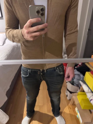 J.lindberg tröja ljusbrun - Otroligt schysst fullzip med krage på toppen som är perfekt för någon som vill ha lager på lager på en kylig vinterkväll