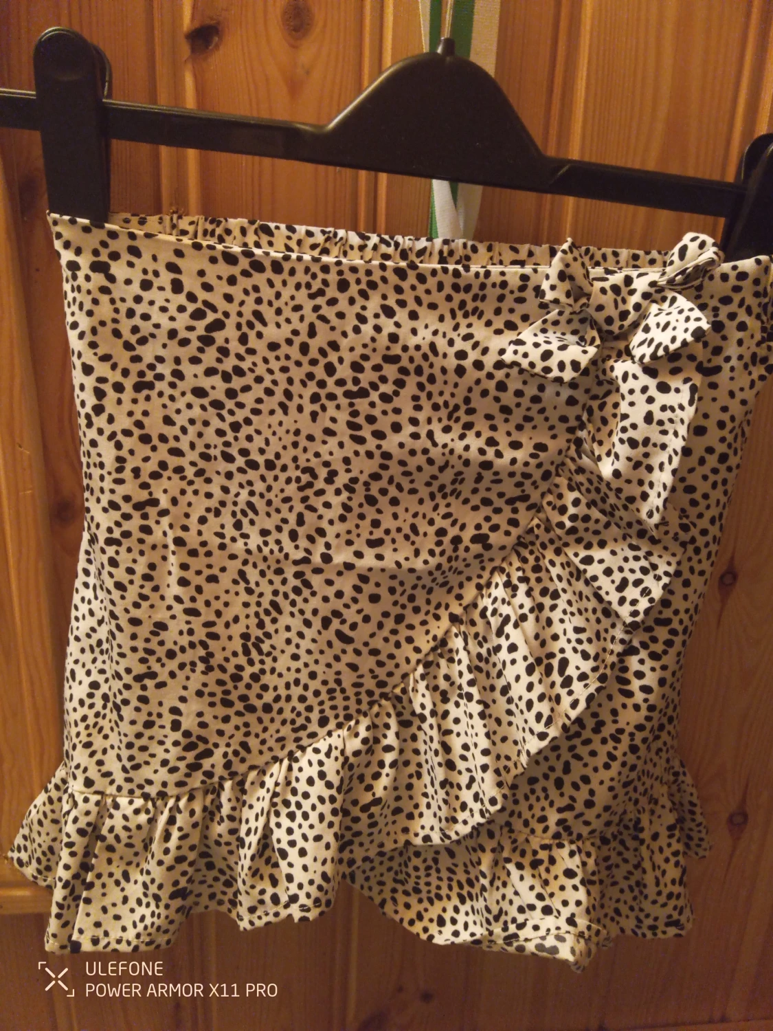 Prickig kortkjol med volang och rosett