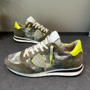 Philippe Model trainers - Super snygga Philippe model sneakers. Strl 40 men sitter som 41. Skick 6/10 bra skick förutom att sulan där fram har gått up lite på båda skorna. (Se bild) Perfekt för höst och vinter säsongen. 