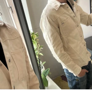 Beige overshirt i manchester - Säljer en skit fet overshirt för endast 340! Bara hör av dig ifall du har funderingar eller annat😊
