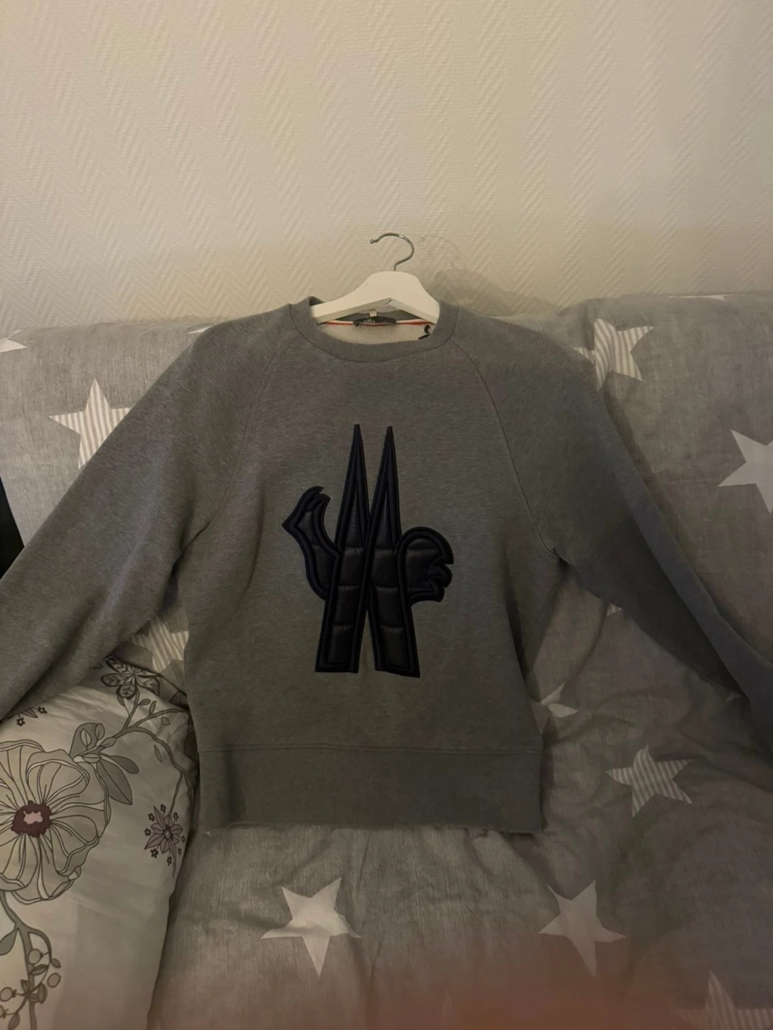 Grå Moncler sweatshirt med broderad logga