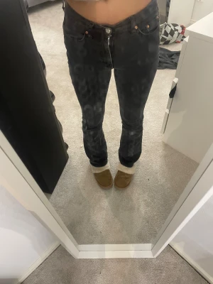 Svarta Perfect Jeans bootcut, stl 32 - Säljer ett par svarta jeans från Perfect Jeans i storlek 32. Modellen har bootcut och hög midja, med klassisk femficksdesign och dragkedja fram. Jeansen är gjorda i stretchigt denim och har en mörk ton med subtila tvättade detaljer.lite urtvättade och har andvänt dom ett antal gånger, 2 fläckar som inte går bort i tvätten eftersom jag split nagellim men det är inget man tänker på🩷