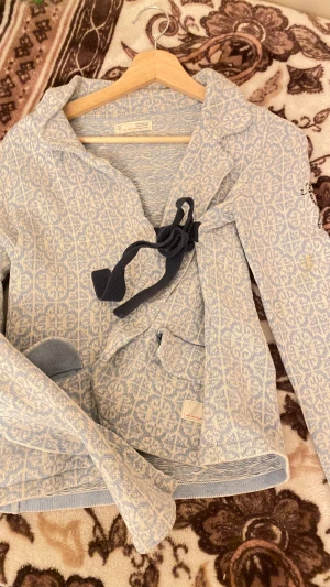 Odd Molly vintage - Älskade odd Molly har lagt ner, men har alldeles för mycket utav de, därför får denna kofta en ny ägare som kommer att älskada den lika mycket som jag gör🥹