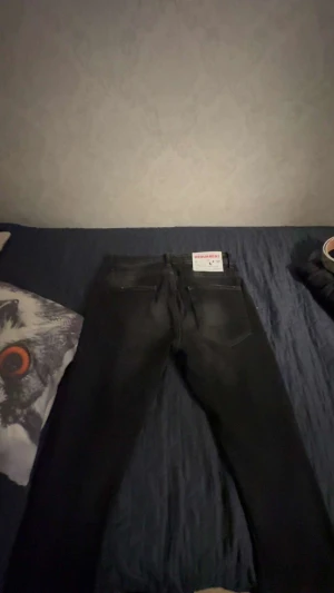 Disquerd2 Jeans st 46 - Förstora på mig men väldigt fina byxor som är också trendiga färg svarta med hål men man ser inte igenom in i knän de har grejen som är svarta som gör att man inte ser igenom