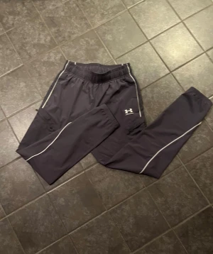 Under Armour - Grå  - Säljer ett par  grå från Under Armour är äkta. Har inte används så mycket.  Och priset kan vi diskutera 