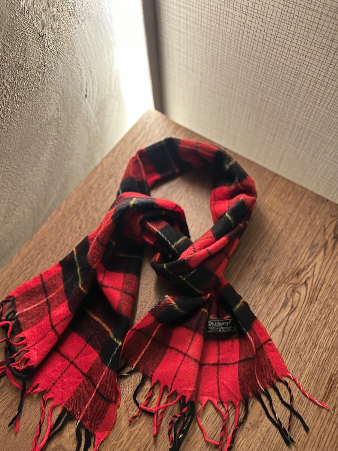 Rutig röd halsduk från Burberrys - 1