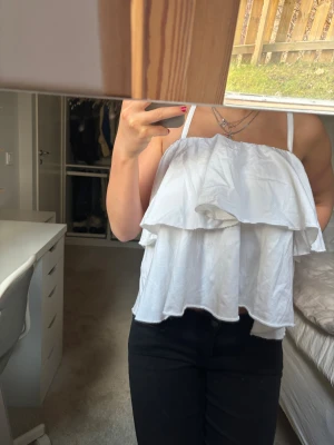 Volangblus  - Sååå söt volangblus från Zara som tyvärr inte kommer till användning🫶🏽Köptes på Sellpy men jag själv har bara använt den 1 gång🥰Strl 164 men skulle säga att de passa XS/S🩷