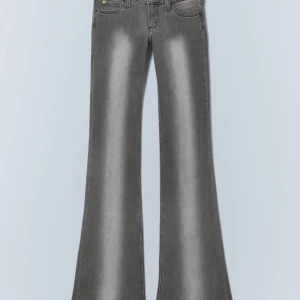 Grå weekday bootcut jeans låg midja - Säljer ett par gråa jeans från cheap monday med bootcut och låg midja. Storlek 24/30 och har tyvärr lite söndags kanter längs ner men det ser man knappt!💕