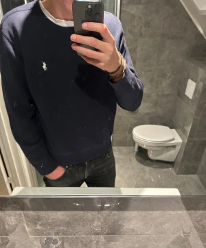 Mörkblå tröja från Ralph Lauren  - Riktigt schysst tröja från Ralph Lauren. Tröjan är i bra skick. Jag på bilden är 188cm och den är för liten på mig. Hör av er vid prisförslag eller funderingar;)