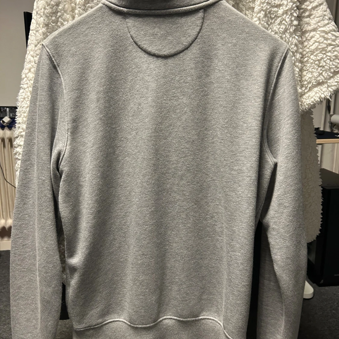 Grå ziptröja från GANT i storlek S - 1