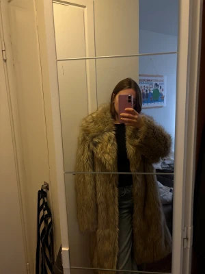 Beige lång pälsjacka med fluffig krage - Lång pälsjacka! Knappt använd