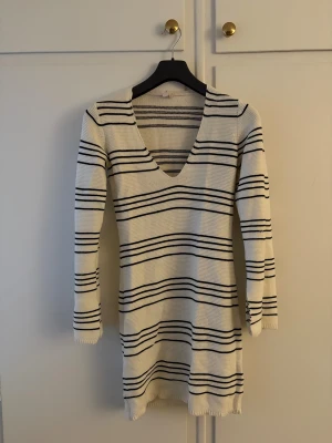 Stickad klänning , randig klänning kjol mysig ribbad, knitted dress - Nypris: 699kr! Endast använd 1 gång. Perfekt skick, mysig stickad klänning 