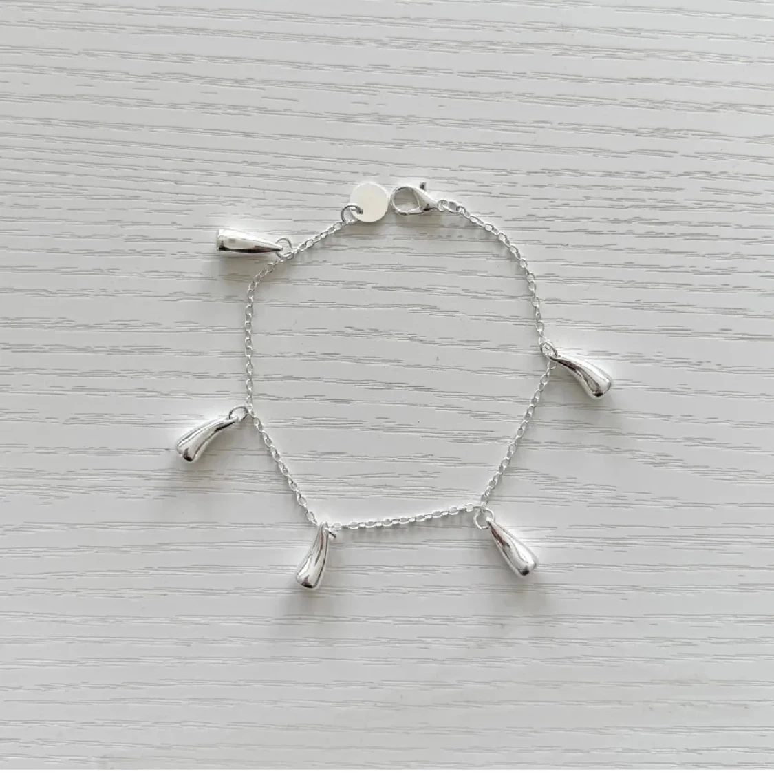 Silverarmband med droppformade berlocker