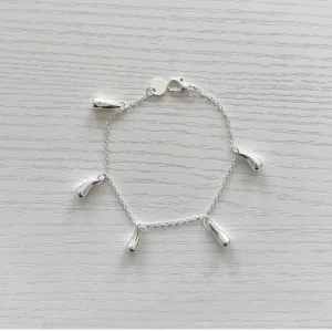 Silverarmband med droppformade berlocker - Sterlingsilver 925 . Perfekt för dig som gillar minimalistiska smycken med en twist.