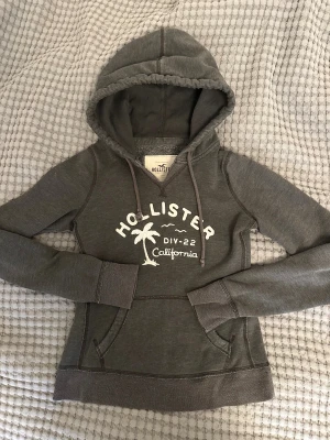 Hollister hoodie - Snygg figursydd vintage hoodie från hollister❣️ Stl S men sitter som XS. Säljer även jeansen på andra i min profil!
