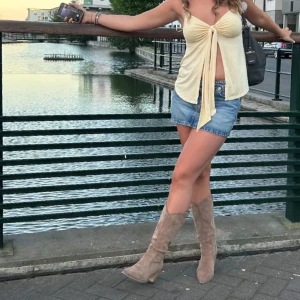 Beige mocka boots - Snygga beige boots i mocka med spetsig tå och en stilren design. Perfekta för en trendig look. Pris går att diskutera vid snabb affär