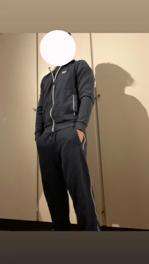 Hugo boss dress - Säljer denna schyssta dressen från Hugo boss byxorna är i storlek l men sitter mer som small medium tröjan är i strlk small. Kom gärna med prisförslag🤝