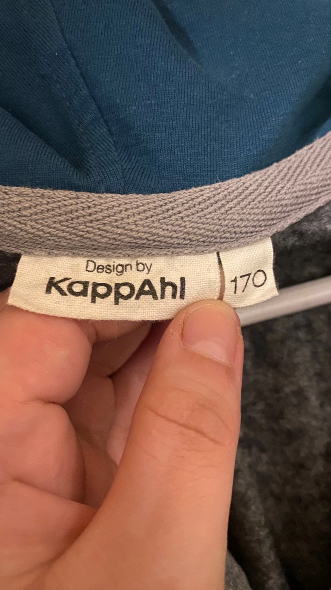 Grå hoodie med amerikanskt flaggmönster - 1