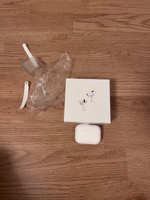 AirPods Pro (2nd generation) with MagSafe Charging Case - Säljer AirPods Pro 2nd gen med MagSafe-laddningsetui. Komplett med originalförpackning och laddkabel. Hörlurarna och etuiet ser ut att vara i mycket gott skick, inga synliga repor eller skador. Perfekt för dig som vill ha aktiv brusreducering och hög ljudkvalitet.