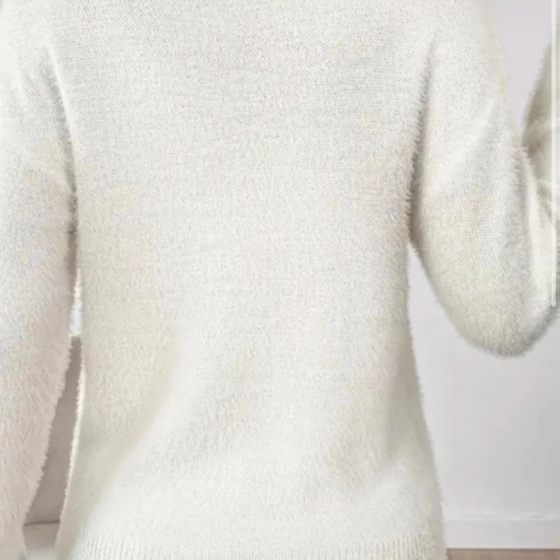 Vit fluffig stickad tröja v-ringad - 1