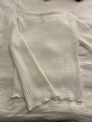 Vit långärmad tröja med vida armar Lager 157 - En vit långärmad tröja med vida armar från lager 157. Använd ett fåtal gånger så bra skick och inga defekter!! Ordinarie pris: 200kr