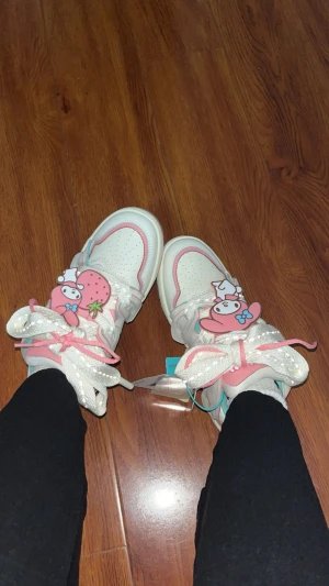 My melody/sanrio skor (old order shoes)  - Sparsamt använt. Köptes i Kina, old order är alltså märkesskor som hade samarbete med Sanrio. Reflexer finns på skosnöret för extra effekt (se bild)  Storlek 40 men skulle säga att de passar för 39 då jag själv har 39 i storlek.  Väldigt sköna att gå i, fortfarande väldigt ny då jag har använt dem max 10 gånger.  ❗️Lådorna fick jag tyvärr slänga för att skorna skulle få plats i resväskan❗️ Säljer för att jag har bytt stil☺️ (Nypris ca $149 från old order hemsidan)