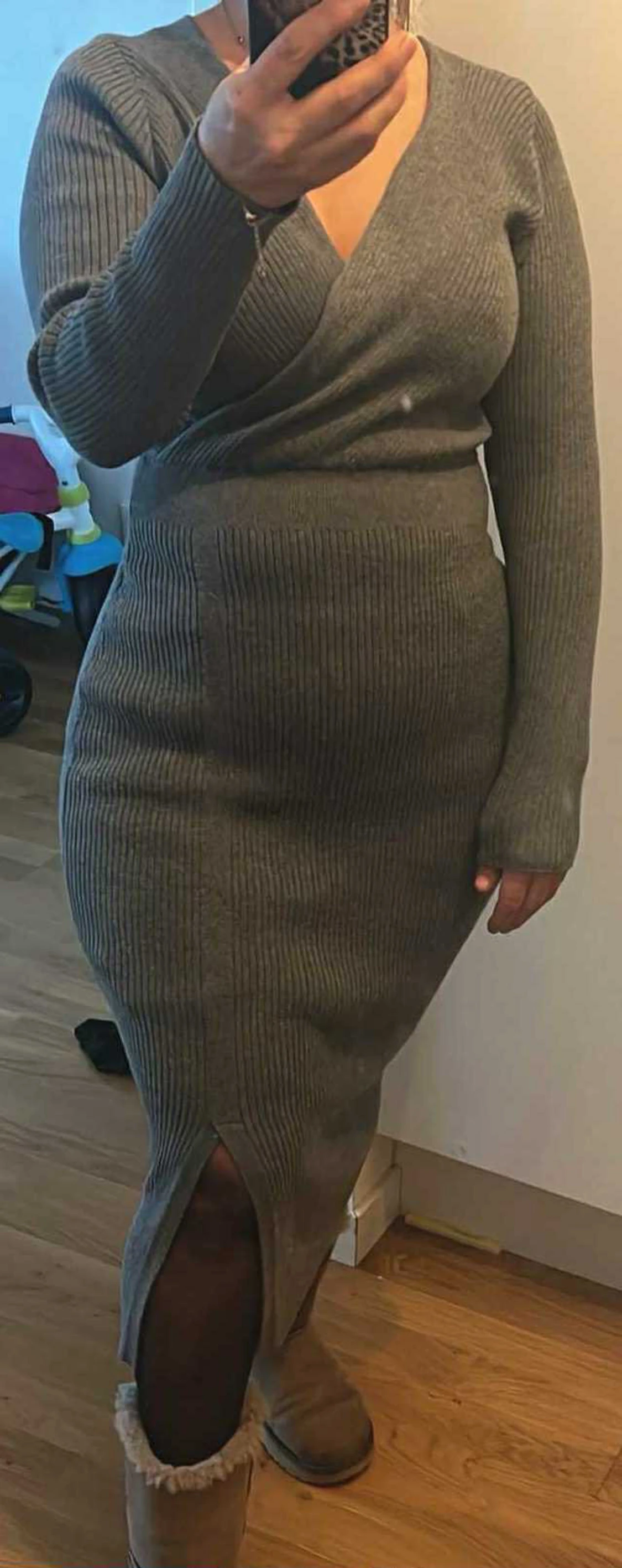 Grå ribbad omlottklänning - 1