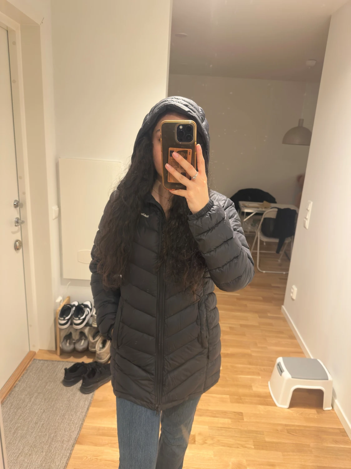 Svart lång dunjacka från Peak Performance  - 2