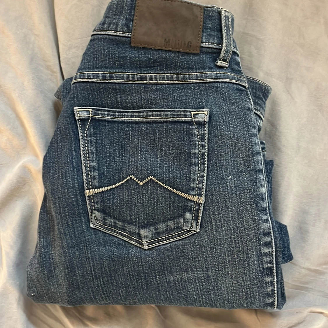 Mörkblå jeans med raka ben - 1