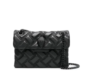Svart quiltad axelväska Kurt Geiger - Snygg svart axelväska från Kurt Geiger med quiltat mönster och kedjerem. Väskan är tillverkad i skinn och har en cool detalj med en svart dekorerad örn på locket. Perfekt storlek för det viktigaste och ger en edgy vibe till din outfit. Köptes för 3250kr ny! Knappast använd! 