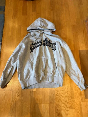 Grå hoodie från Sweet Skateboards - Säljer min gråa sweet skateboards hoodie köpt från junkyard. Hoodien har en riktig nice boxy fit där den slutar precis vid midjan för en nice street look. 