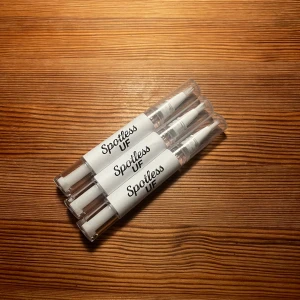 Spotless UF fläckborttagningspenna  - Köp Spotless UF fläckborttagningspenna för att få bort oönskade fläckar. Den är perfekt att ha i fickan, väskan eller nessären när olyckan är framme💕  Vår fläckborttagningspenna är enkel och smidig så du lätt kan ta bort en fläck du får när du inte har tid att tvätta. På svårare fläckar fungerar den som ett hjälpmedel inför tvätt🥰   Gå in på vår instagram: Spotlessuf2025 för att beställa pennor men även se pris och så mycket mer!😍