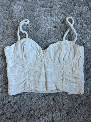 Vitt gulligt linne - Den här är super söt till sommaren, den sitter mer som XS än M. Har inte använt den så mycket men det är för jag glömt av att den finns! sitter super fint! Köpt i marroco.