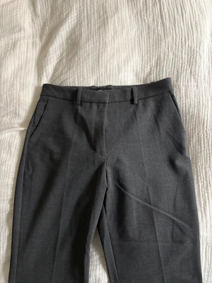 Kostymbyxor - Ett par långa gråa kostymbyxor från Mango i storlek 40. De är rätt långa, går ner i marken på mig som är ca 170!! Knappt använda! Säljer för 250kr✨
