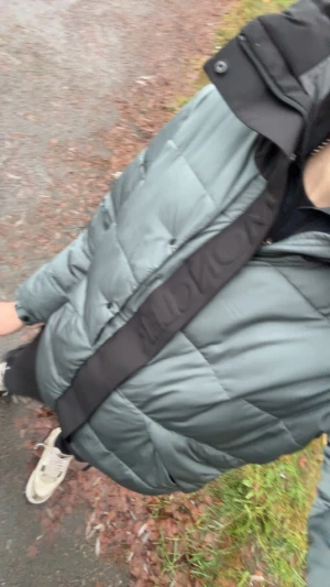 Grå Moncler pufferjacka herr - Säljer en grå Moncler madeira, den är i riktigt fint skick och är en riktigt skön jacka för kalla dagar, kan skicka fler bilder på den om önskas, 