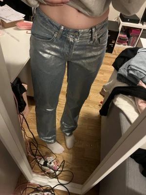 Silver byxor - Använda en gång på en tema fest super coola å blänker å glittrar fint midjemått-37 innerbenslängd-80 skriv om du undrsr något😊