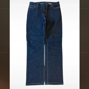 Mörkblå jeans hiphop🔥 - Snygga mörkblå jeans med raka ben och vita kontrastsömmar. Funkar som herrjeans eller på en tjej som vill ha lite mer baggy jeans. Storlek xl men kan va snygga att ha lowwaisted och vida på någon som är lite mindre. Köpte på vinted och de är som nya men var tyvärr lite för långa för mig. Skriv för frågor om mått eller fler bilder💖