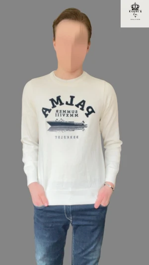 Vit stickad tröja från Berkeley  - Snygg vit stickad tröja från Berkeley i storlek S men passar XS med svart tryck och motiv av båt på bröstet. Tröjan har rund hals, långärmad passform och ribbade muddar. Perfekt för dig som gillar clean och klassisk stil med en twist.
