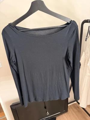 Intemissme långärmad tröja  - Intemissme tröja i storlek M, fint skick, modellen är i tunt tyg så som dom flesta Intemissme tröjorna. Super fin men kommer ej till användning. Använd sparsamt 