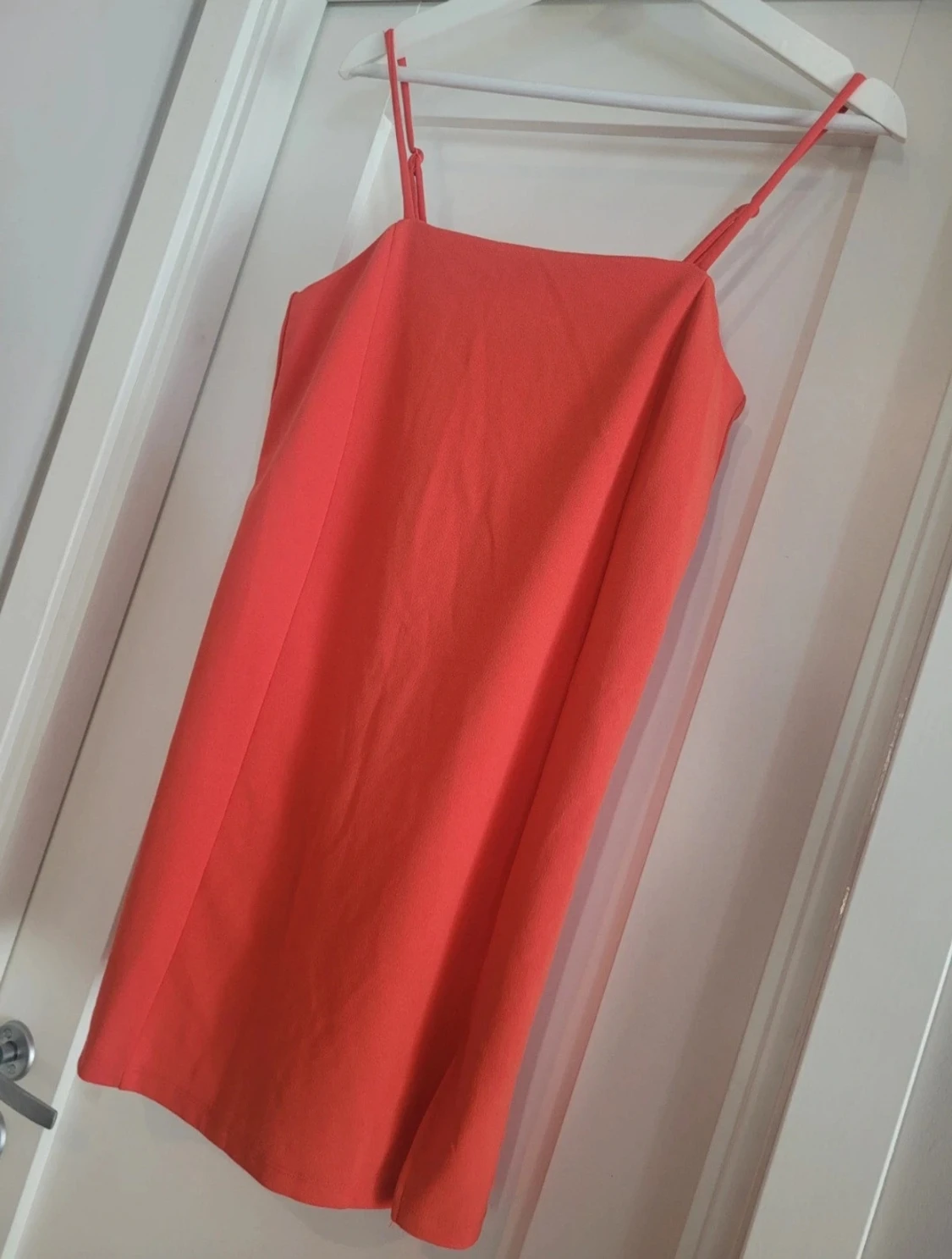 Korallröd kort klänning med slits