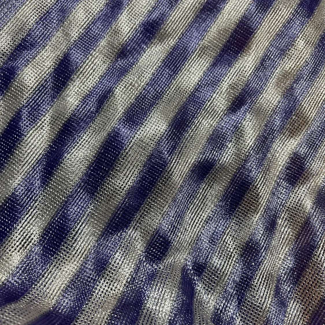 Randig glansig halsduk i silver och lila - 2