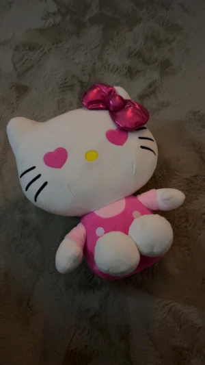 Hello Kitty gosedjur  - Mellanstor hello Kitty nalle med hjärtformade ögon.  Inga defekter (köpt i Spanien) hello Kitty 50th anniversary. 