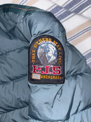 Parajumper jacka  -  En snygg para jumper dun jacka. Den är ljusblå och visar en väldigt sällan bit orange vid vissa ställen. Har fin design vid utsidan och är väldigt lätt. Jackan han inte alls blivit använd många gånger och ligger i ett mycket bra skick. Insidan är fin med alla förklaringar om jackan och QR koder kvar i nyskick. Har Tyvvär inte kvitto eller tags kvar = tappade bort dem. Skriv om intresserad och pris kan diskuteras!