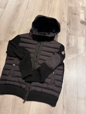 Svart Moncler cardigan - Hej vänner säljer nu denna perfekta julklappen. Använt den under ett tag och har tröttnat på den lite. Passar S och M