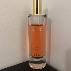 ZARA Golden Decade Eau de Parfum - Trendig parfym från ZARA med elegant design. Golden Decade Eau de Parfum är perfekt för dig som vill sticka ut med en modern och stilren doft. Snygg flaska som passar i varje samling.