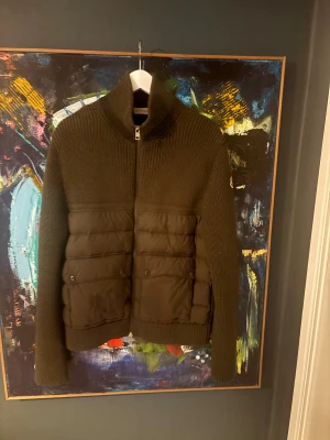 Moncler cardigan - Moncler cardigan, sällsynt. Skriv dm för bilder eller mer info