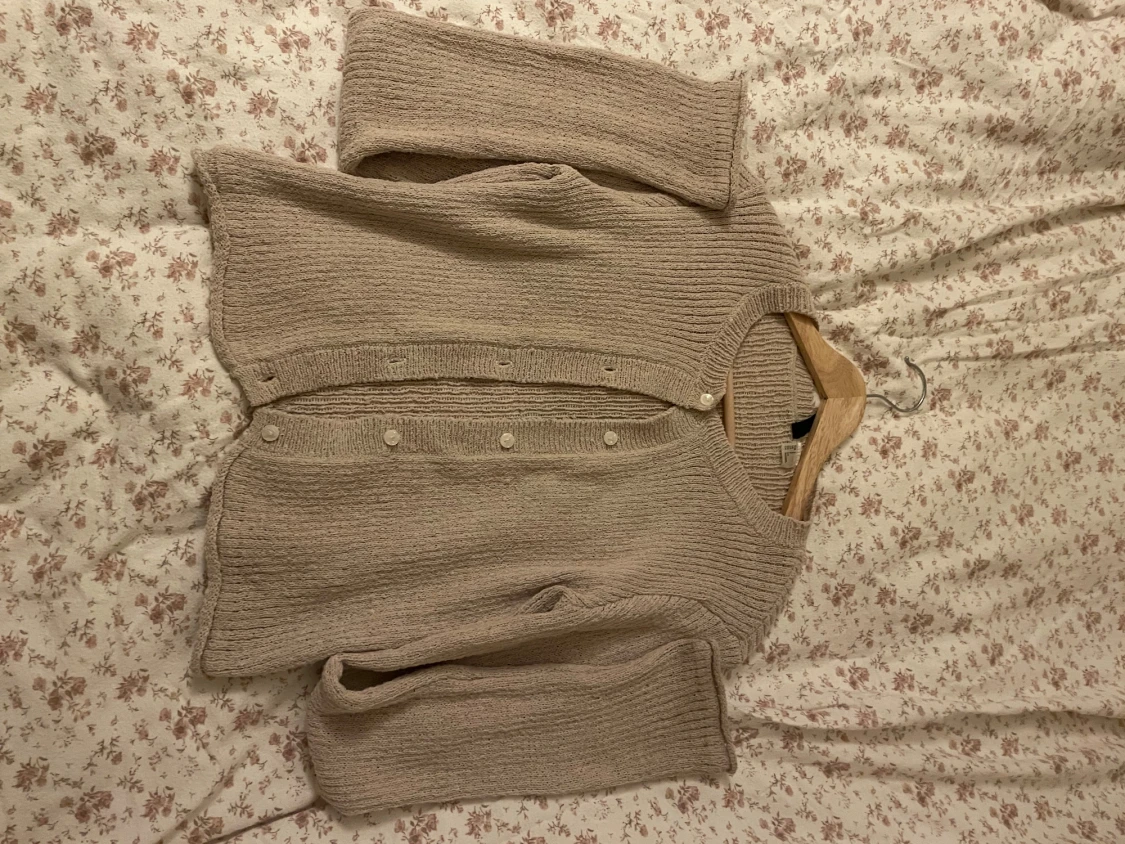 Beige stickad kofta från H&M