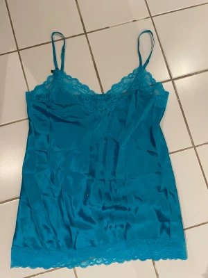Intimissimi linne - Säljer en turkos linnetopp från Intimissimi i en färg som inte säljs längre, storlek S!🩵